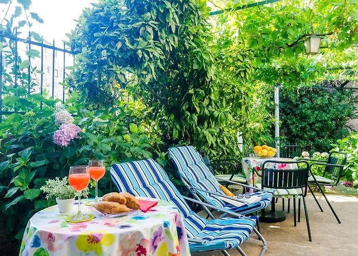 Apartman Tranquilo Garden - One Bedroom With Terrace And Garden View *